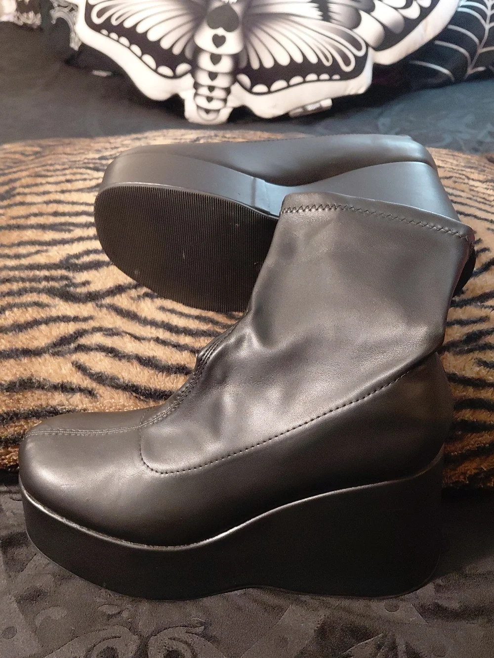 SODA size 11 Black Wedge Plateform Ankle Boots - Easy Pull On Euc